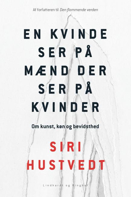 En kvinde ser på mænd som ser på kvinder